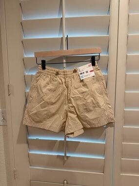 Uniqlo NWT Natural Beige Parachute Shorts - Size XS